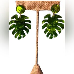 Swirl Green Leaf Statement Drop Earrings NEW
BUY 2 GET 1 FREE!!